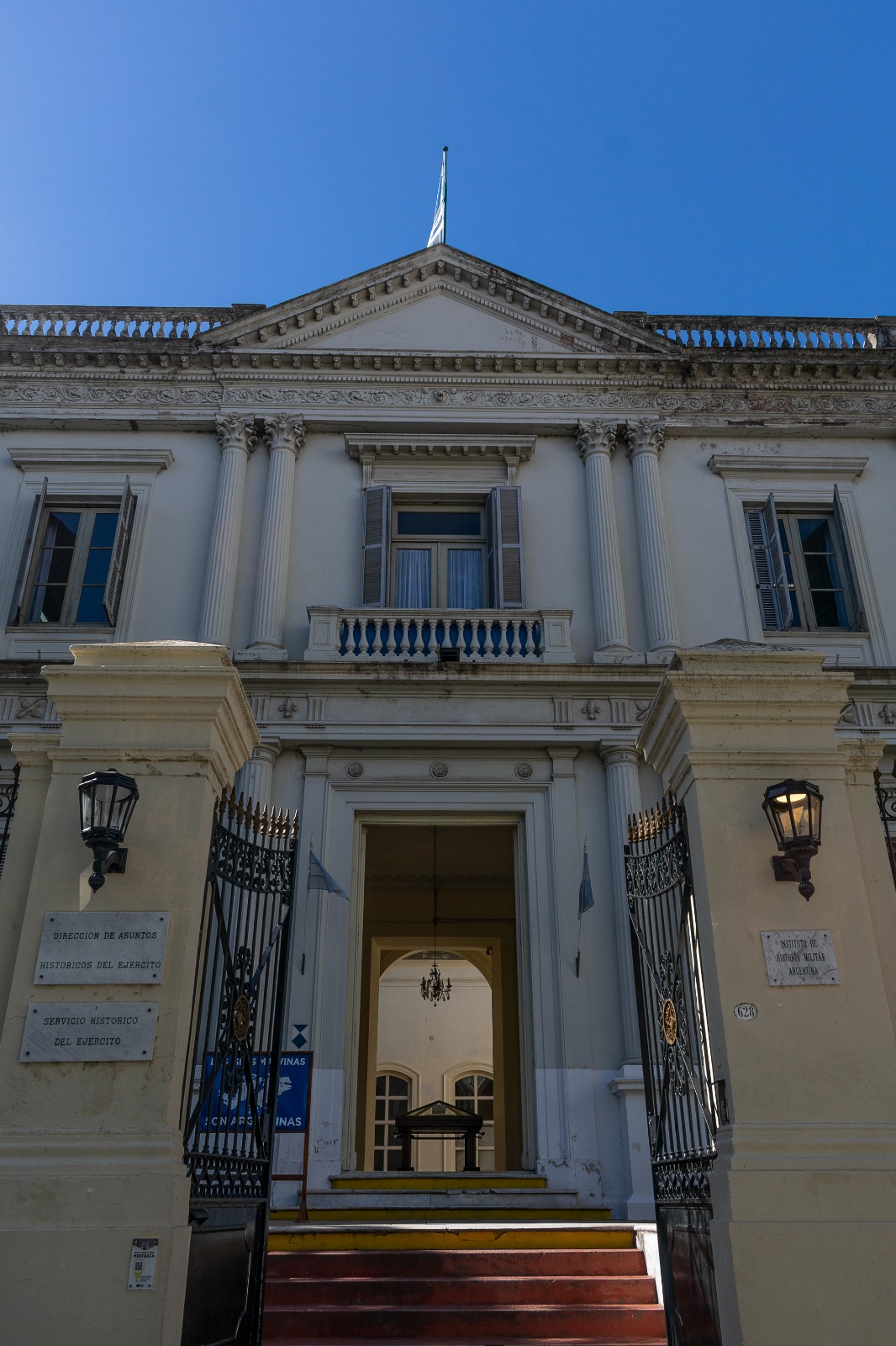 Fachada principal del edificio Ex Casa de la Moneda, sito sobre calle Defensa.