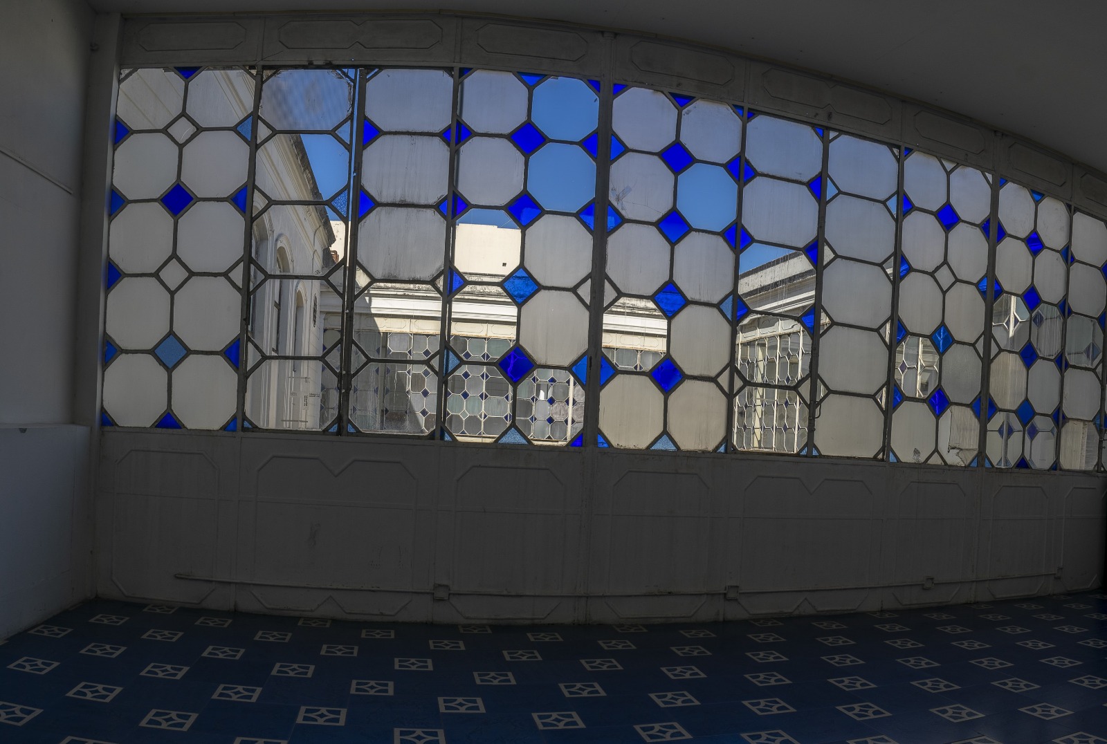 Salón de las Batallas: Un espacio dedicado a la historia militar del Ejército Argentino. Cerámicas rojas en el suelo, sócalos blancos y techos altos iluminados, crean un ambiente que resalta las glorias pasadas.