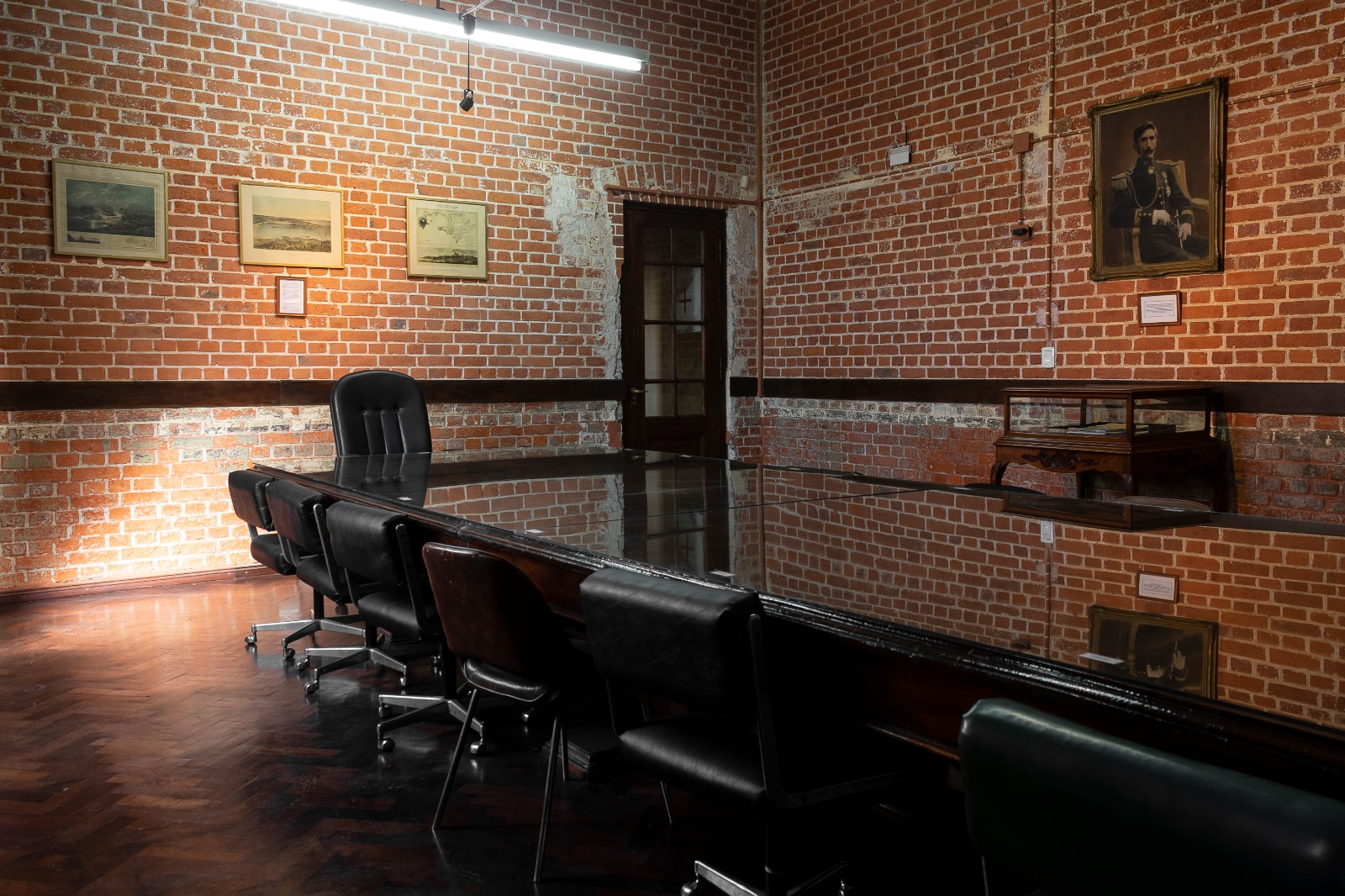 Salón de las Batallas: Un espacio dedicado a la historia militar del Ejército Argentino. Cerámicas rojas en el suelo, sócalos blancos y techos altos iluminados, crean un ambiente que resalta las glorias pasadas.