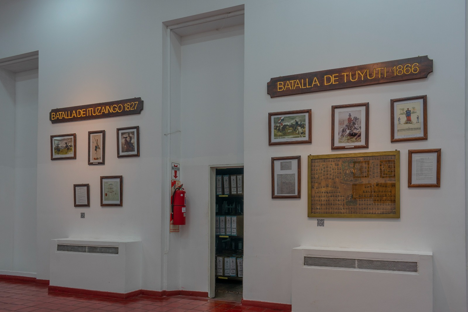 Salón de las Batallas: Un espacio dedicado a la historia militar del Ejército Argentino. Cerámicas rojas en el suelo, sócalos blancos y techos altos iluminados, crean un ambiente que resalta las glorias pasadas.