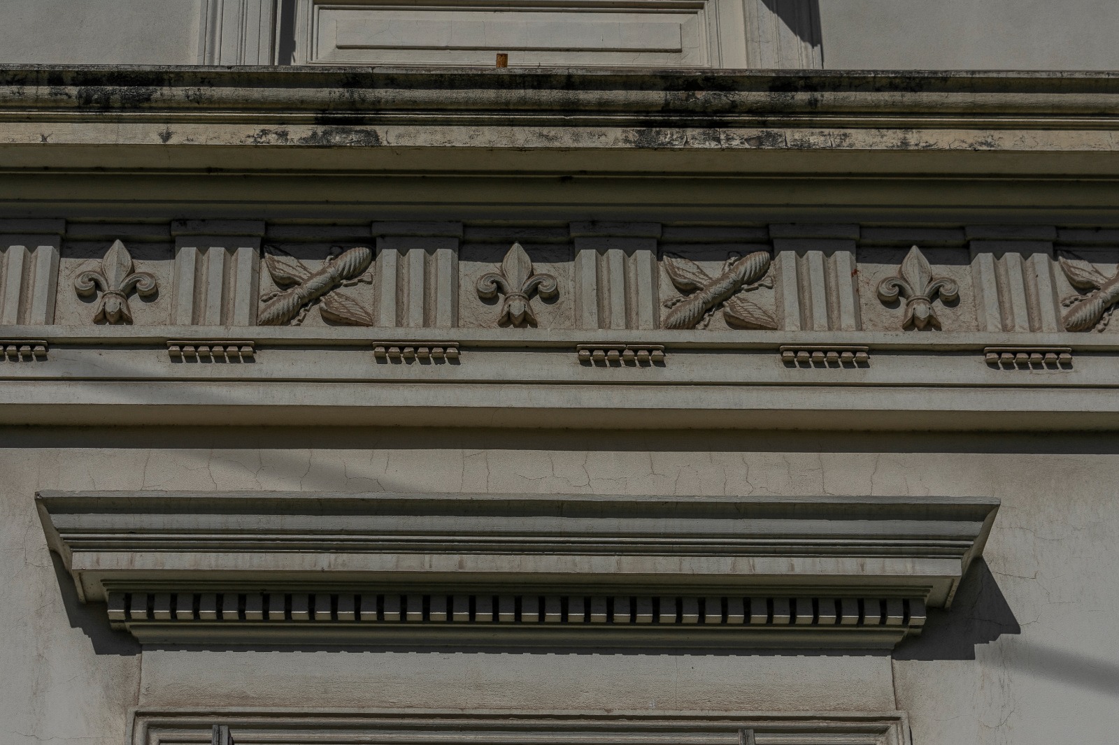 Adorno del edificio: Abejas y flores de lis en la arquitectura como metáforas de creación, riqueza y iluminación.