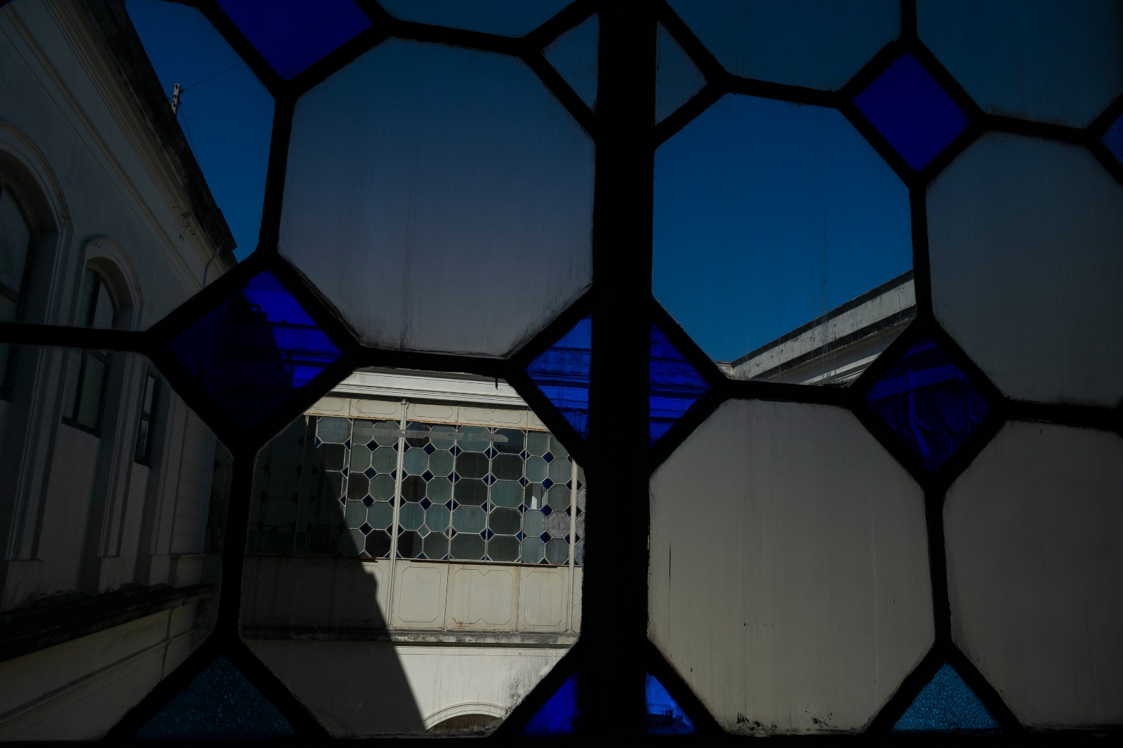 El patio central, con su arquería en medio punto y su suelo en damero de baldosas blancas y negras, encarna la belleza clásica y la precisión arquitectónica, creando un espacio de armonía y refinamiento.