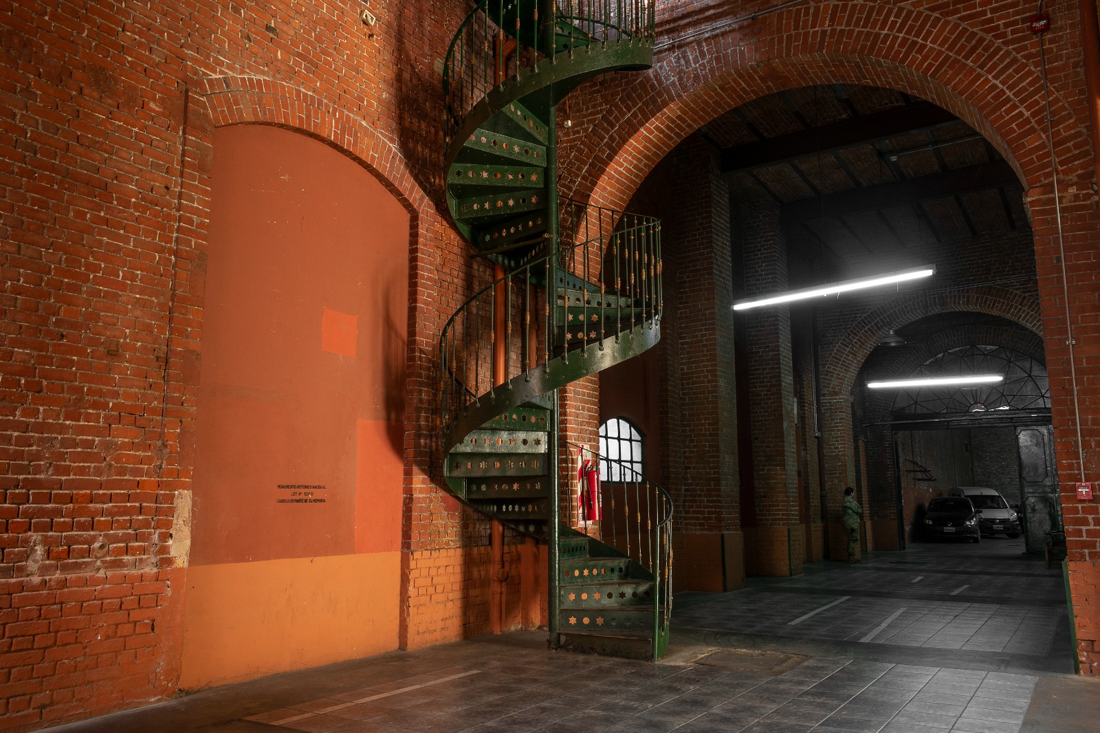 Vitrales y baldosas dan forma a un espacio iluminado por la luz natural, creando un efecto visual único que se integra en perfecta sintonía con la estructura arquitectónica.
